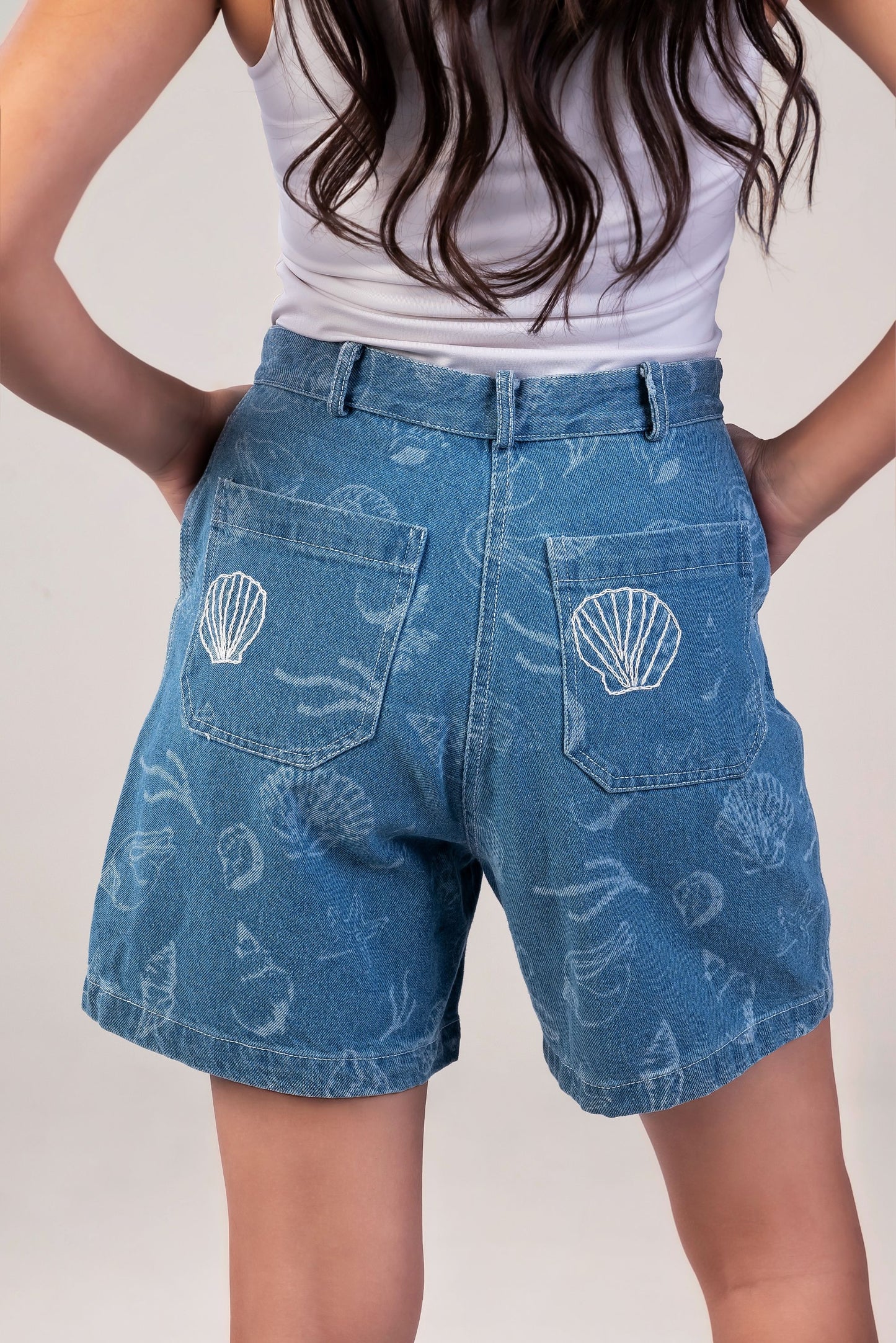 BLUE DENIM SHORTS - SHELLS PRINT