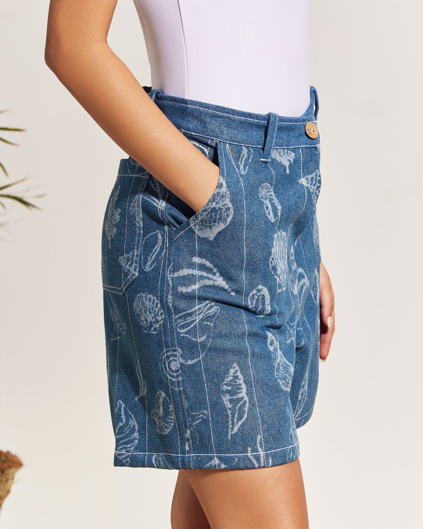 BLUE DENIM SHORTS - SHELLS PRINT